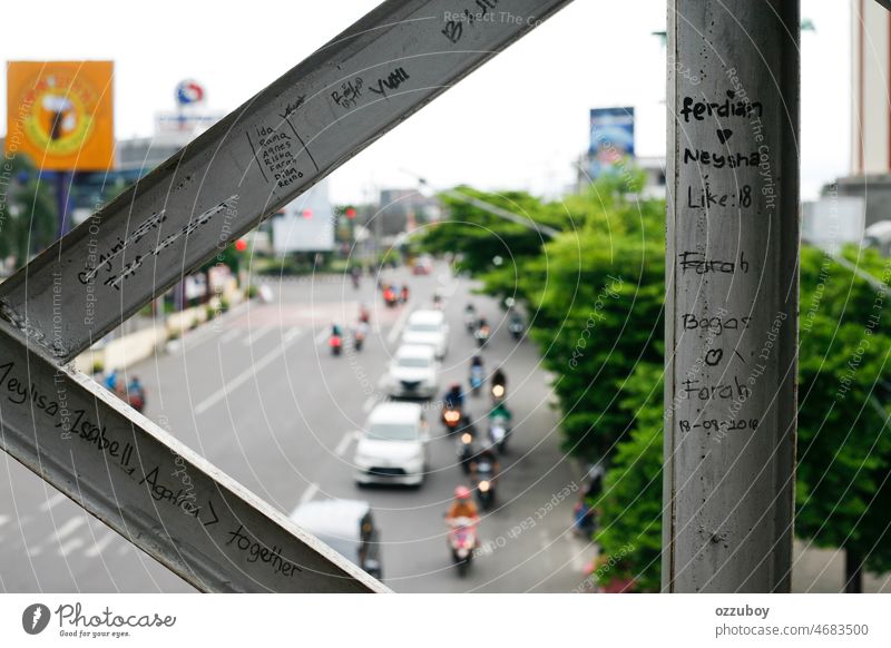 Wortvandalen auf der Fußgängerbrücke taggen Fahrrad Graffiti Stadt Parole Vandalismus Grunge Farbe Tag Hintergrund Großstadt schäbig grafitti urban Muster