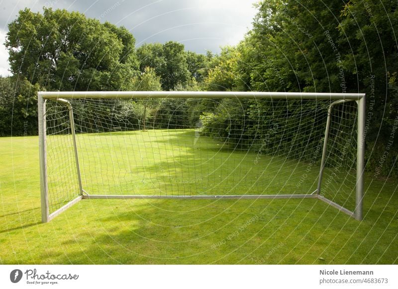 Fußballtor auf einer Wiese Tor Netz Gras Feld weiß Ball grün Linie Spiel Sport Hintergrund Beiträge Rasen Stadion Konkurrenz Beitrag spielen Sommer Spaß