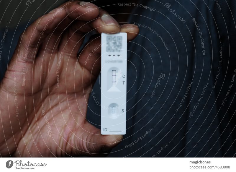 Schwarzer Mann mit positivem Coronavirus-Test Afrikanisch analysierend Analysieren Antikörper Antigen schwarz Pflege Korona COVID Bund 19 covid-19 COVID19