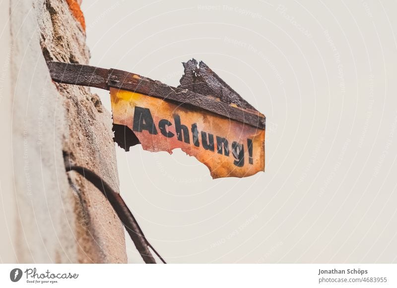 Achtung! altes Schild an Haus Hinweis Fassade baufällig Hinweisschild Schilder & Markierungen Warnung Warnschild Warnhinweis Schriftzeichen Gefahr Sicherheit