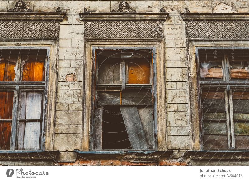 Verfallenes Haus Fenster Fassade in Görlitz baufällig alt Altstadt Stadt verfallen Menschenleer Außenaufnahme Gebäude Architektur Tag Bauwerk Farbfoto Wand