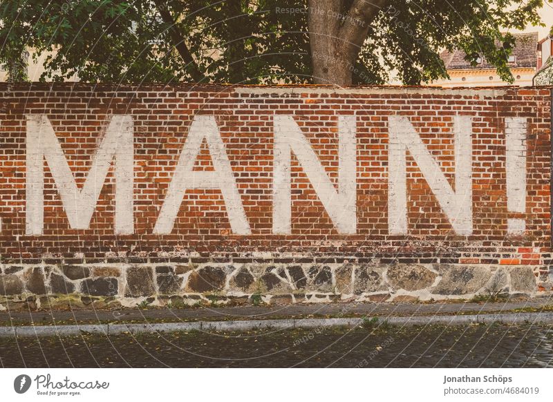 Mann! Schrift auf Mauer Männlichkeit Ausruf Aufforderung Buchstaben Schriftzeichen Wand Wort Typographie Text schrift Mitteilung Farbfoto Straße Stadt urban