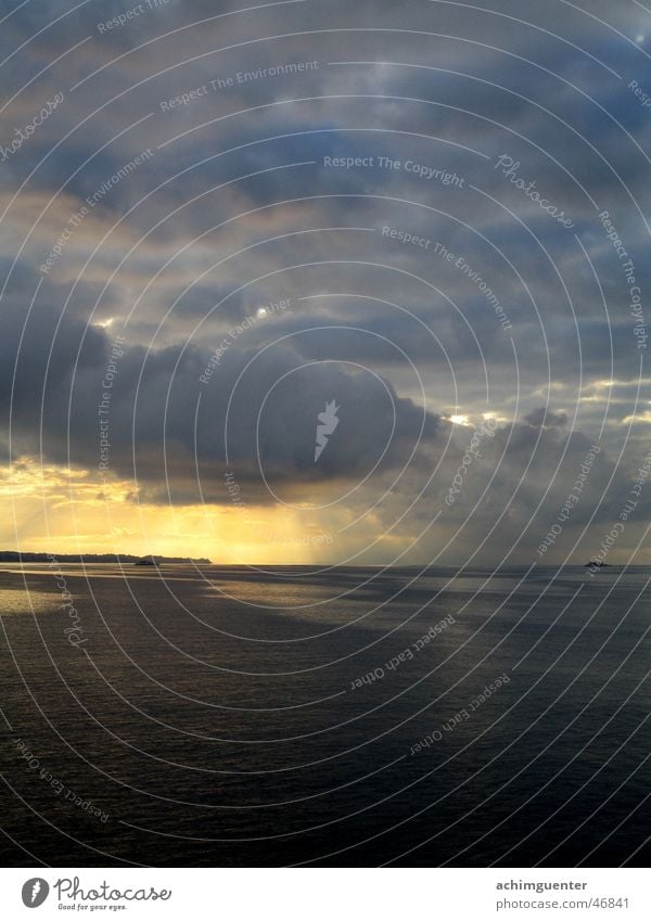 Morgen am See Wolken Wasserfahrzeug dunkel Sonnenstrahlen Wellen ruhig Romantik Hoffnung Bodensee Himmel