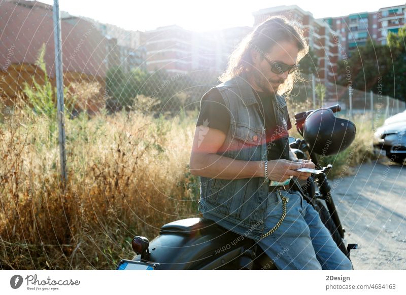 Junger Mann mit Sonnenbrille auf einem Chopper-Motorrad Mitfahrgelegenheit Verkehr Transport männlich Person Reiter Biker Fahrrad Straße reisen Fahrzeug urban