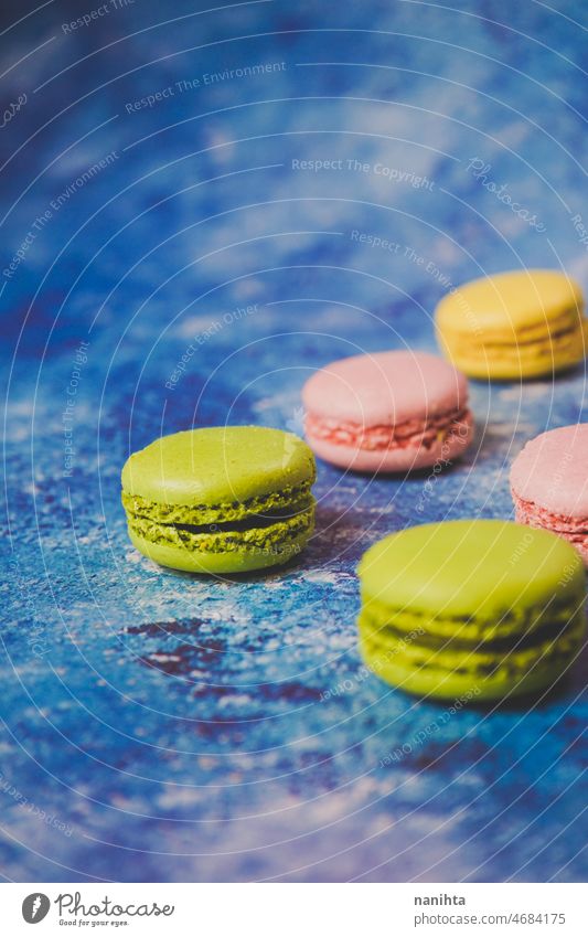 Verschiedene bunte Macarons auf blauem Hintergrund Makronen Feinschmecker Lebensmittel farbenfroh lecker süß geschmackvoll Feinkostladen Dessert Kuchen backen