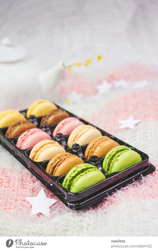 Köstliche Macarons mit einem Tee in einer Teekanne Makronen Französisch lecker süß Lebensmittel Feinschmecker Dessert Party Teeparty Geburtstag Ideen Rezept