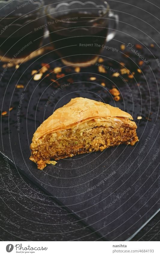 Türkisches Baklava mit Bio-Schwarztee Dessert Tee süß gebacken gut Lebensmittel trinken geschmackvoll Liebling Kraut Schwarzer Tee Kunstgewerbler Tradition