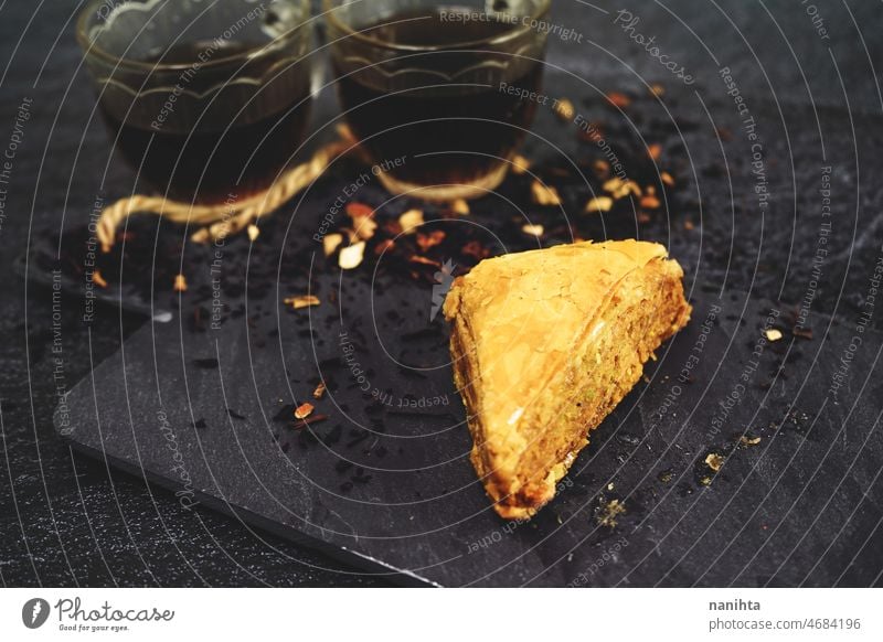 Türkisches Baklava mit Bio-Schwarztee Dessert Tee süß gebacken gut Lebensmittel trinken geschmackvoll Liebling Kraut Schwarzer Tee Kunstgewerbler Tradition