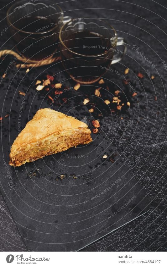 Türkisches Baklava mit Bio-Schwarztee Dessert Tee süß gebacken gut Lebensmittel trinken geschmackvoll Liebling Kraut Schwarzer Tee Kunstgewerbler Tradition