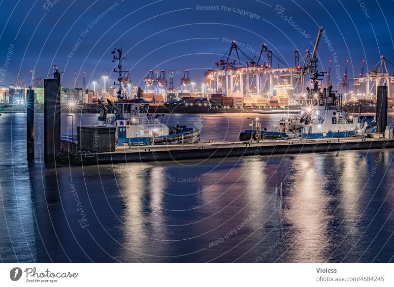 Hamburg Hafenkante II Holzhafen Elbe Kaimauer dunkel Dämmerung Nachtaufnahme Hamburger Hafen Illumination maritim historisch Großstadt Architektur Kran lichter