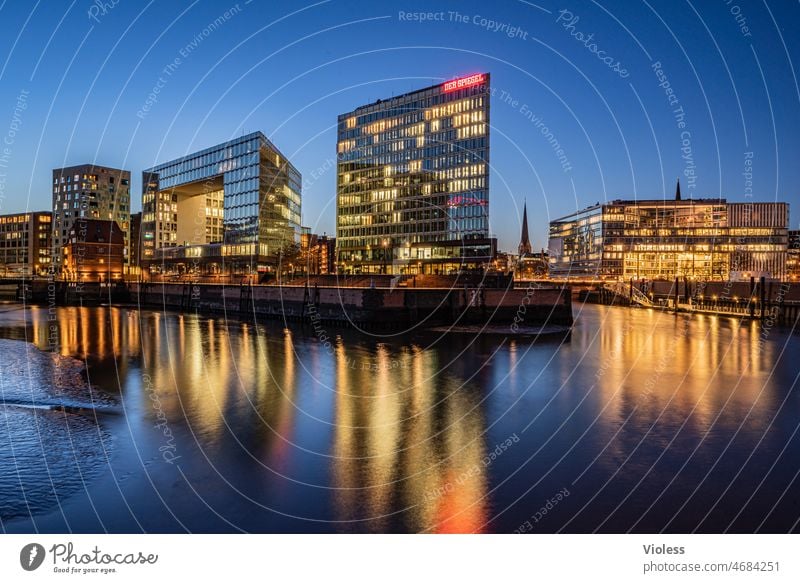 Hafencity in der Dämmerung dunkel Weitwinkel Brücke Nachtaufnahme Alte Speicherstadt Hamburger Hafen Illumination maritim rot erleuchten Attraktion historisch