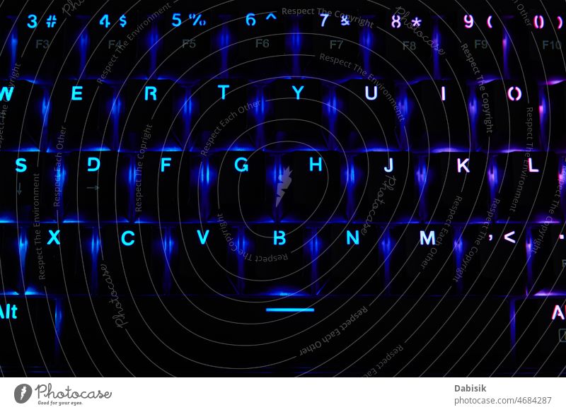 Gaming-Tastatur in RGB auf dunklem Hintergrund Keyboard Licht Spiel Spieler Schaltfläche Nacht dunkel pc Computer mechanisch Typ Spielen online Dienst schwarz