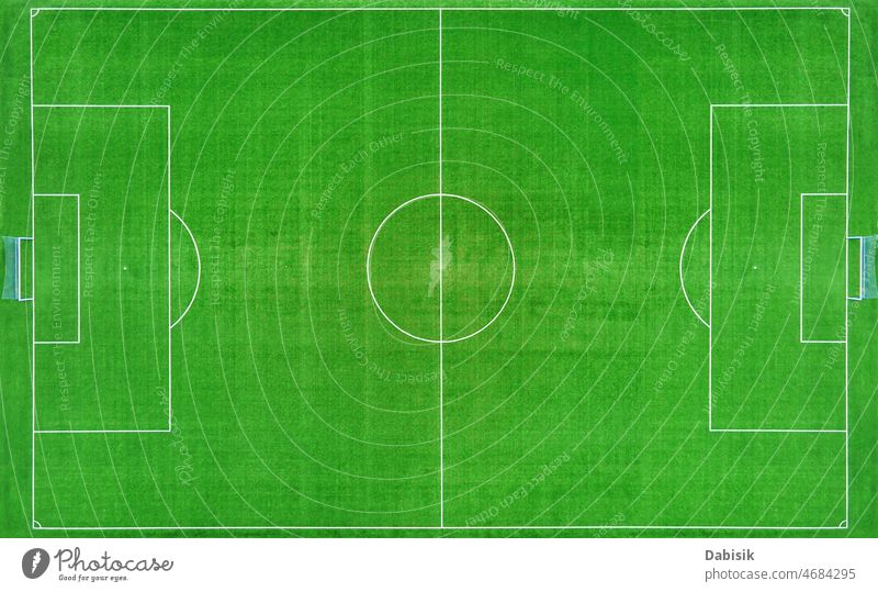 Fußball- oder Soccerspielfeld mit Randlinien, Ansicht von oben grün Feld Linie Gras Stadion Sport Borte weiß künstlich Kunstrasen Streichholz abschließen