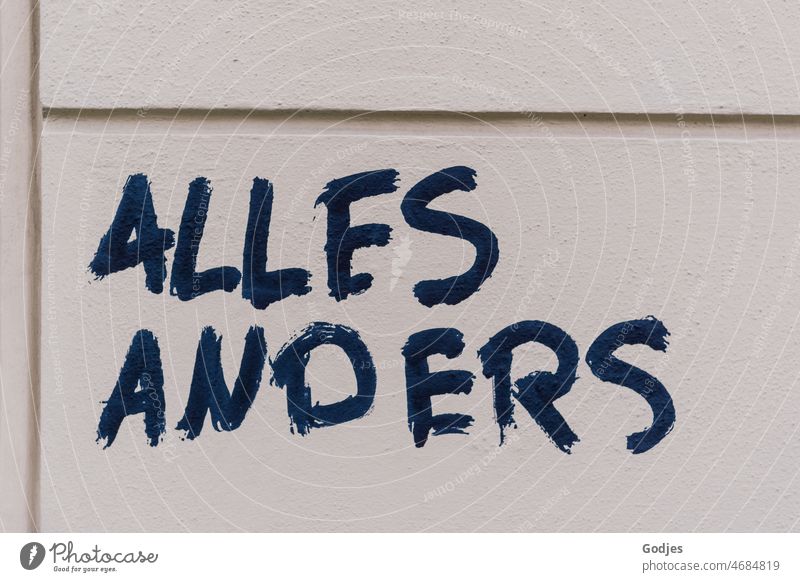 Schriftzug 'alles anders' auf einer Hauswand Graffiti Schriftzeichen Fassade Buchstaben Text Wand Typographie Mauer Schmiererei Wort Veränderung Kultur Hoffnung