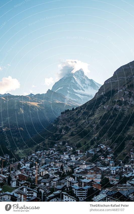 Zermatt mit Matterhorn im Hintergrund Wolken Berge u. Gebirge Schweiz Tourismus Häuser Dorf Schnee majestätisch Gipfel Kanton Wallis Landschaft Wahrzeichen