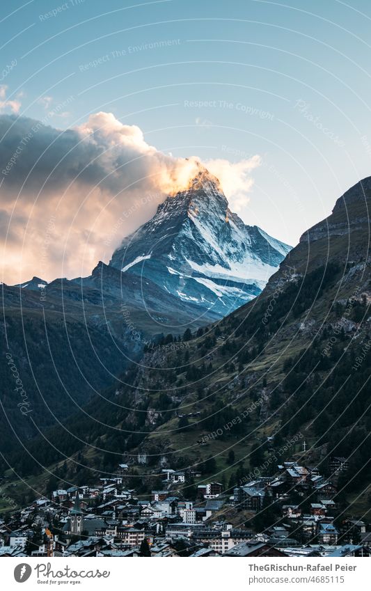 Zermatt mit Matterhorn im Hintergrund Wolken Berge u. Gebirge Schweiz Tourismus Häuser Dorf Schnee majestätisch Gipfel Kanton Wallis Landschaft Wahrzeichen