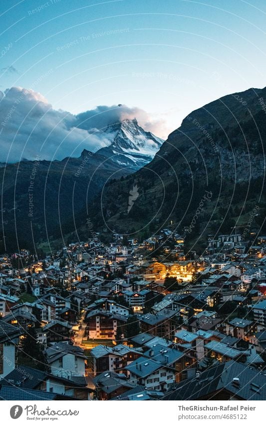 Zermatt mit Matterhorn im Hintergrund Wolken Berge u. Gebirge Schweiz Tourismus Häuser Dorf Schnee majestätisch Gipfel Kanton Wallis Landschaft Wahrzeichen