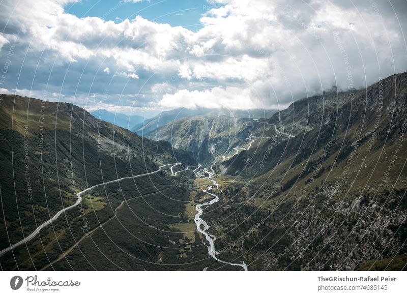 Strasse und Bach inmitten von Bergen Berge u. Gebirge Straße passstraße Schweiz Alpen Landschaft Außenaufnahme Panorama (Aussicht) Wolken