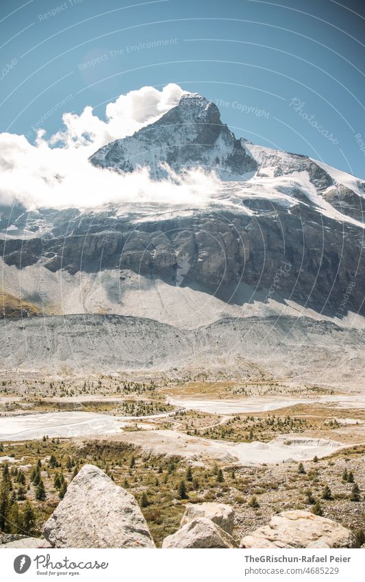 Matterhorn von hinten Zermatt Wolken Berge u. Gebirge Schweiz Tourismus Dorf Schnee majestätisch Gipfel Kanton Wallis Landschaft Wahrzeichen Felsen Wolkenhimmel