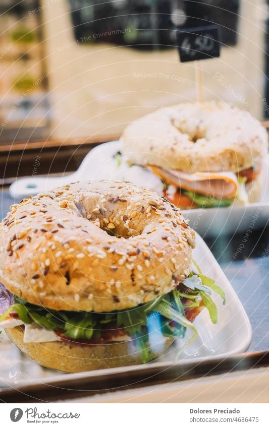 Schinkenbagel mit Kopfsalat und Tomate Amerikaner Amuse-Gueule arepa arepas Hintergrund Rindfleisch Brot Frühstück Kohlenhydrat Carne Cheddar Käse Nahaufnahme