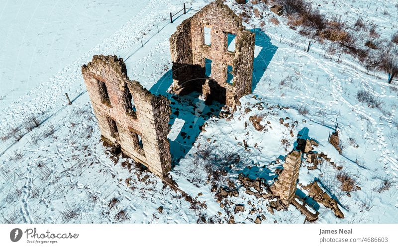 Alte Bauernhausruine im Winter antik Felsen Verwesung Frost Land Hügel Schnee Bäume Fotografie Temperatur im Freien Bauernhof Eis Stein Schimmelpilze Gebäude