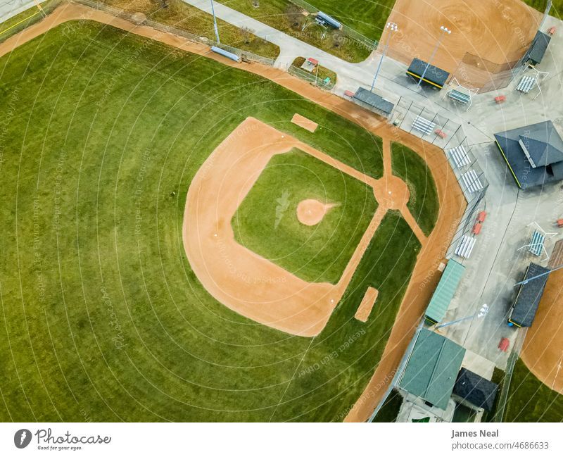 Die Baseballfelder im örtlichen Park sind fertig Gras Herbst sonnig grasbewachsen Grundlagen Natur Ball Großstadt Rasen braun Winkel Basis Sommer Dröhnen