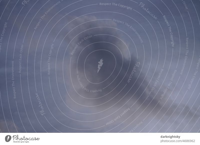 Kleine graue Wolke vor blauem Himmel am Abend Nur Himmel wolke himmel Natur Wolken Außenaufnahme Wetter Tag fliegen Umwelt Schönes Wetter Farbfoto Menschenleer