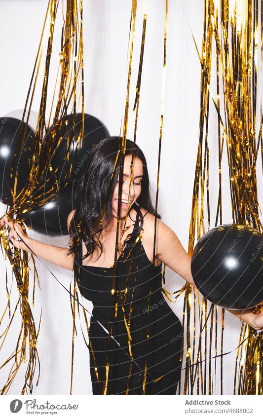 Fröhliche Frau mit Luftballons inmitten von Glitzersteinen Geburtstag feiern Feiertag Stil Veranstaltung festlich Lametta Dekoration & Verzierung dekorativ