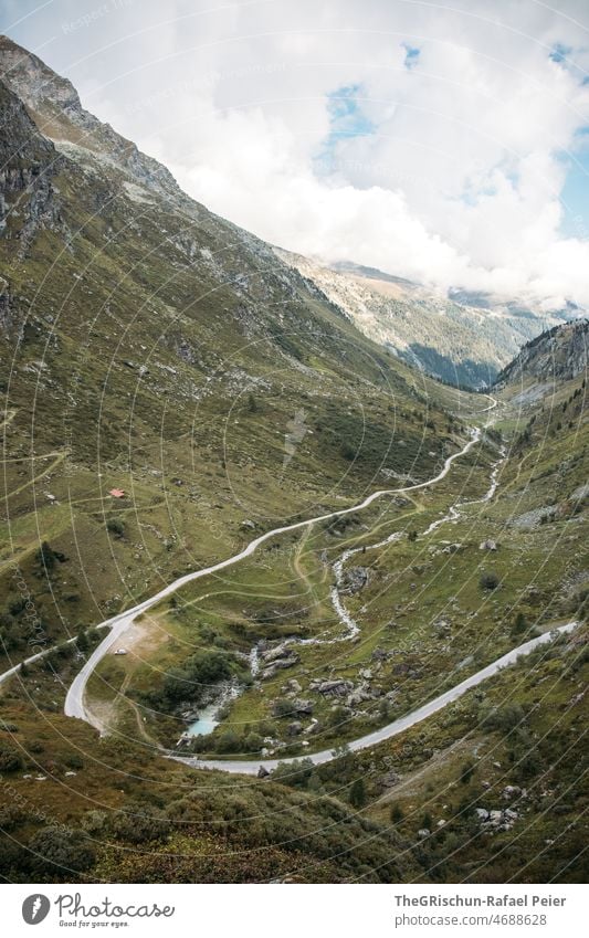 Strasse in einem Tal Straße Bach Felsen Berge u. Gebirge Alpen wallis