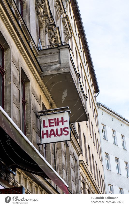 Leihhausschild an einem Altbau zeichen bauwerk deutschland Gebäude Haus leihaus Symbol wohnhaus Information Pfandhaus verpfänden Geldnot verleihen Pfandleiher