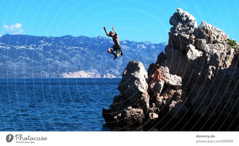 der Sprung springen Mann Meer Kroatien Wolken Hand gefährlich Felsen Stein Adria himmel sommer Sonne blau Beine fliegen bedrohlich