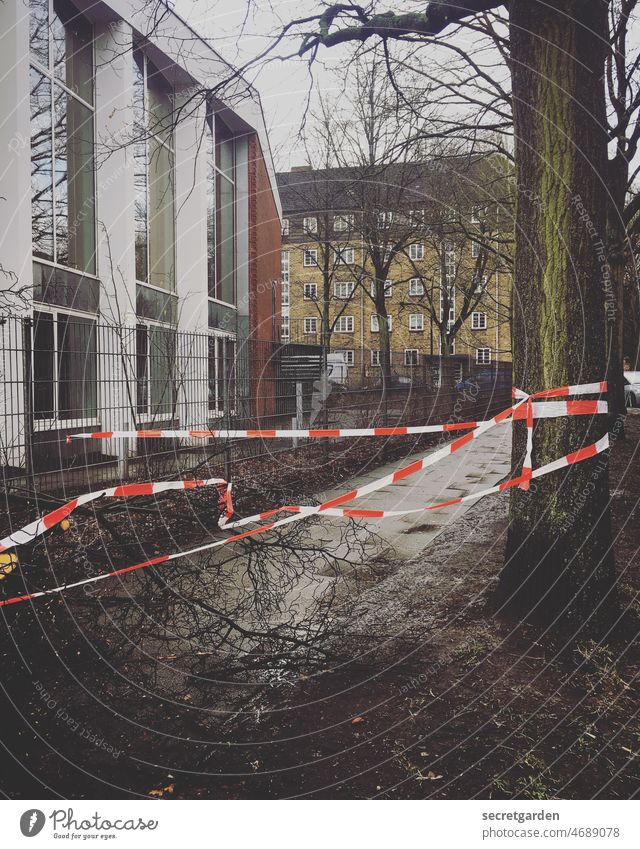 Öffentliches Ärgernis | liebloses Provisorium Sturmschaden Schaden Baum Gehweg Hamburg Flatterband Absperrung dunkel Gebäude Fussweg Fussgänger Hindernis Äste