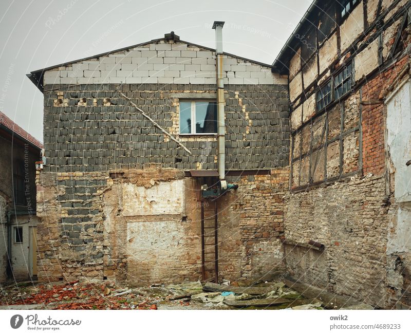 Wrack Abrisshaus Wand Haus Fassade alt Gebäude Einfamilienhaus Häusliches Leben Mauer Fenster Außenaufnahme Farbfoto Himmel bewölkt Altbauwohnung Hinterhof