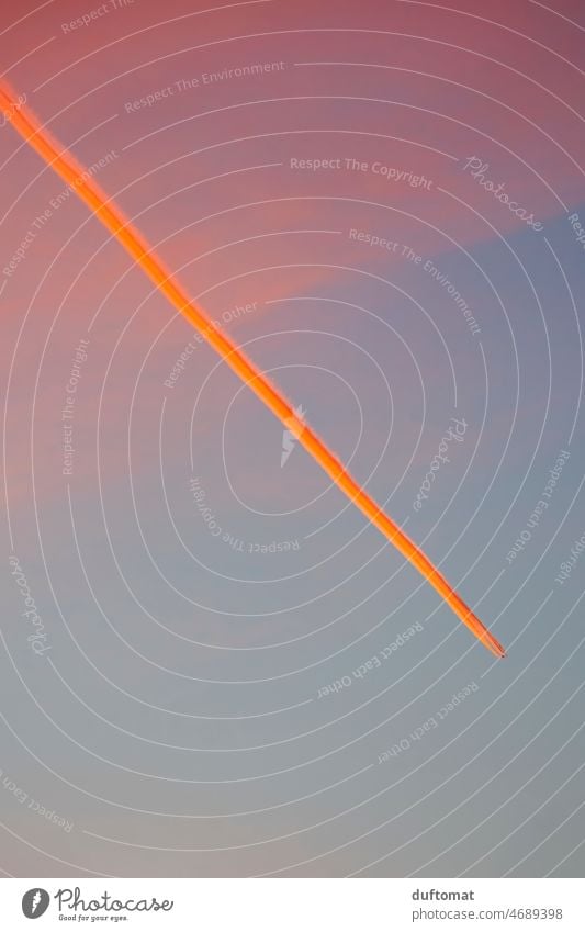 Oranger Kondensstreifen eines Flugzeugs bei Sonnenuntergang Himmel orange Abend flieger rosa Himmel Wolken Kondenswasser Feuer Luftverkehr fliegen warm schön