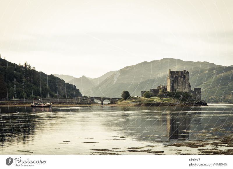 Home Delivery Berge u. Gebirge Seeufer Insel Burg oder Schloss Brücke Fischerboot braun grün ruhig Schottland Eilean Donan Castle Schwarzweißfoto Außenaufnahme