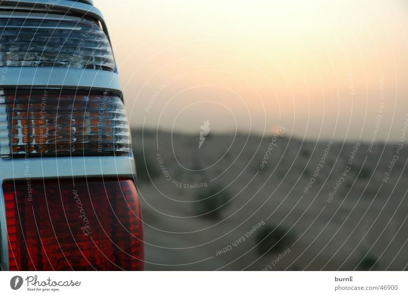 Verkehr in der Wüste Dubai Einsamkeit ruhig Außenaufnahme Landschaft Geländewagen Rücklicht Sonnenuntergang arabische emirate Ferne Sand Himmel Schönes Wetter