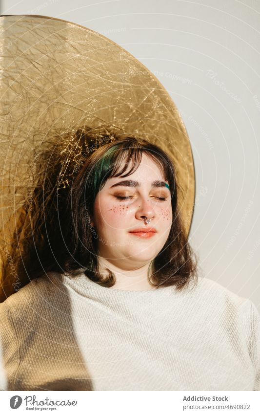 Positive Frau in der Nähe der Mauer an einem sonnigen Tag Wand Sonnenlicht genießen Vorschein verträumt feminin Raum Stil Augen geschlossen