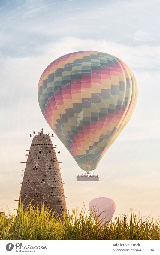 Vogelturm auf einem Feld in der Nähe von Luftballons Turm Taube Verschachtelung Ägypter Kultur Golfloch Architektur Haus Steinwand Gebäude Konstruktion Ägypten