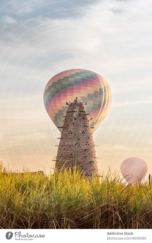 Vogelturm auf einem Feld in der Nähe von Luftballons Turm Taube Verschachtelung Ägypter Kultur Golfloch Architektur Haus Steinwand Gebäude Konstruktion Ägypten