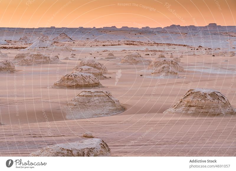 Sandiges Wüstengebiet mit Felsformationen wüst weiß Felsen Formation trocken Natur national Park trocknen erwärmen Örtlichkeit Ausflugsziel Landschaft Ägypten