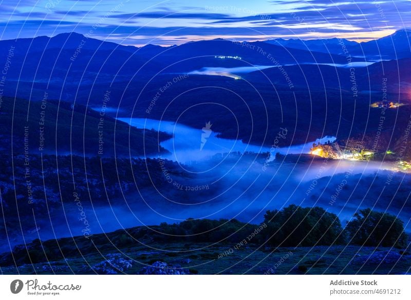 Hügel, die den Fluss umgeben, gegen einen bewölkten Himmel bei Sonnenuntergang Natur Landschaft Berge u. Gebirge Dämmerung Tal Hochland Stadt wolkig