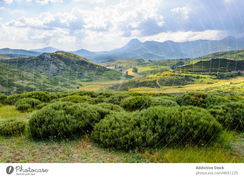 Bergiges Tal mit kleinem Dorf und grünen Feldern Berge u. Gebirge Landschaft Natur Wohnsiedlung Berghang Ambitus Hochland malerisch grasbewachsen Hügel Kamm