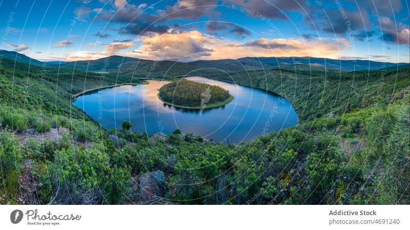 Malerische Landschaft mit friedlichem Fluss in einem Gebirgstal unter bewölktem Himmel Hügel Natur Regenbogen Ambitus Berge u. Gebirge atemberaubend wolkig