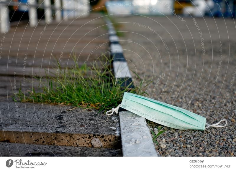 Medizinische Einweg-Gesichtsmaske auf dem Boden auf der Straße. Verlorene Gesichtsmaske auf der Straße Verschmutzung Virus Einwegartikel Coronavirus Müll Seuche