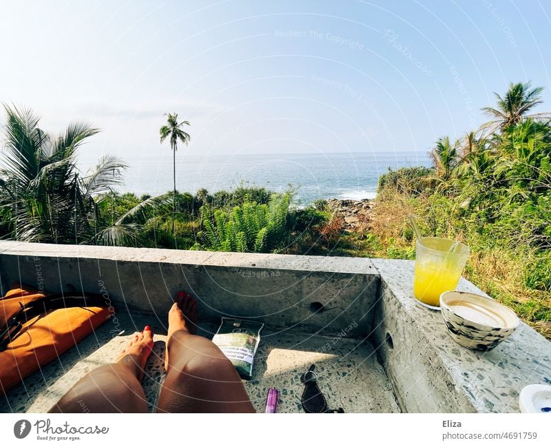 Chillen mit Kaffee und Aussicht auf den Dschungel und das Meer Beine Sommer chillen sitzen Urlaub entspannt tropisch Lifestyle Beton Erholung Natur Palmen