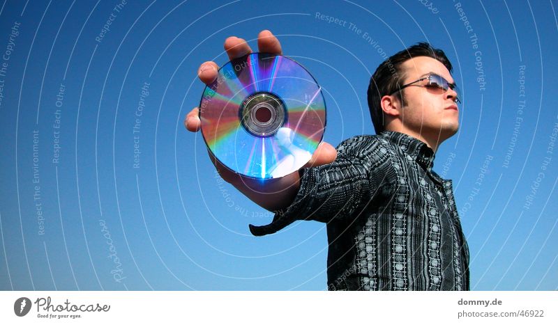 cdman Mann stehen Brille Hemd rund Reflexion & Spiegelung Sommer Compact Disc dommy thomas Blick Datenträger Musik silber blau Himmel Sonne offen Werbung