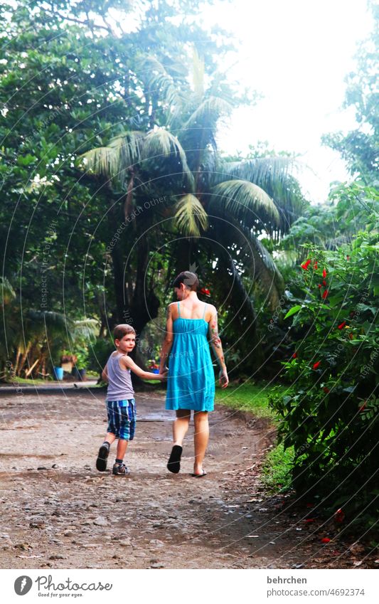 liebe Zufriedenheit glücklich Glück Fröhlichkeit Freude Liebe Abenteuer Vertrauen Mutter Hand in Hand spazieren Tourismus Ferien & Urlaub & Reisen besonders