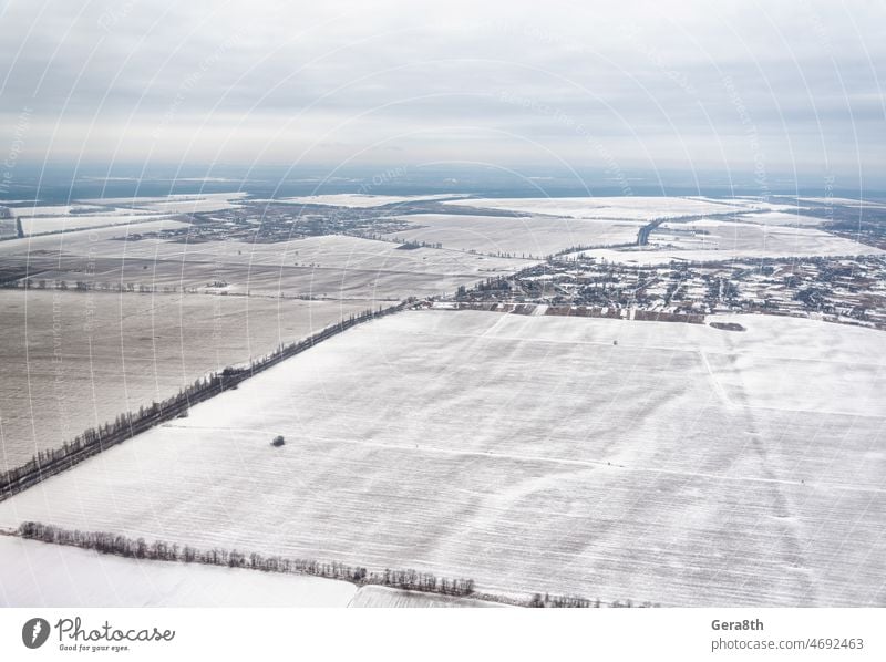 Ukraine Winterlandschaft vom Flugzeug aus gesehen Februar oben Antenne Hintergrund Großstadt Wolken kalt dramatisch leer Umwelt Europa Bauernhof Feld Fliege