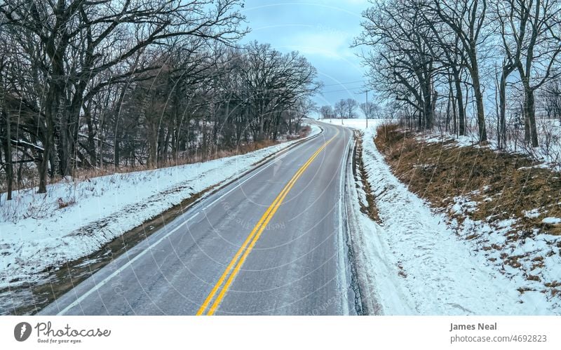 Landstraße mit Schnee und Bäumen Gras Ruhe Natur Frost Tag Schönheit Hintergrund ruhige Umgebung Straße Baum Wisconsin Temperatur Himmel Umwelt Asphalt Eis