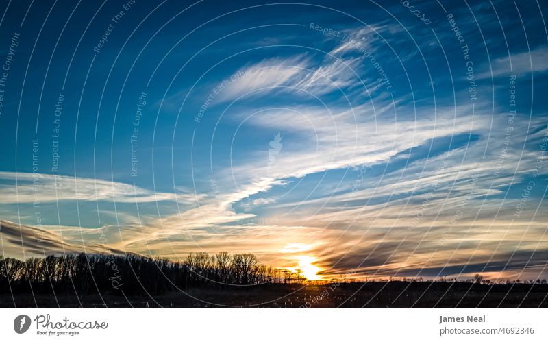 Lebendiger schöner Wintersonnenuntergang mit engelhaften Wolken Sonnenschein sonnig engelsgleich Himmel (Jenseits) Natur Morgendämmerung Stimmung Hintergrund